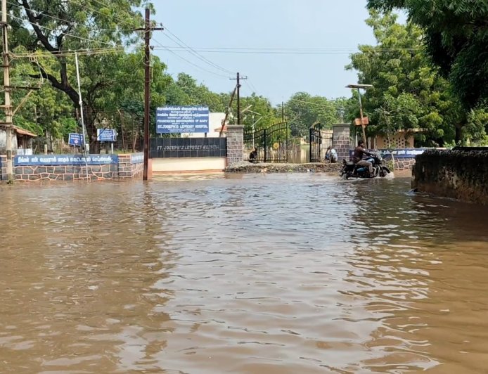 சாலையில் தேங்கி நிற்கும் மழைநீர்.,  தனித்து விடப்பட்டதா தூத்துக்குடி, மாப்பிள்ளையூரணி ஊராட்சி பகுதி?