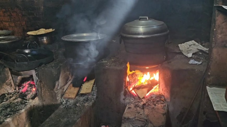 சிலிண்டர் தட்டுப்பாடு… தூத்துக்குடி ஹோட்டல்களில் “விறகு அடுப்பு” ரீஎன்ட்ரி!