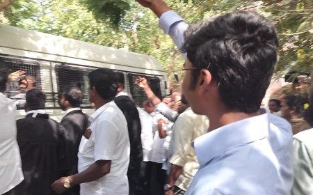 "போலீஸ் வாகனத்துக்குள் அப்பா... வெளியே மகன்... கைஅசைப்பில் பேசிய பாசம்!