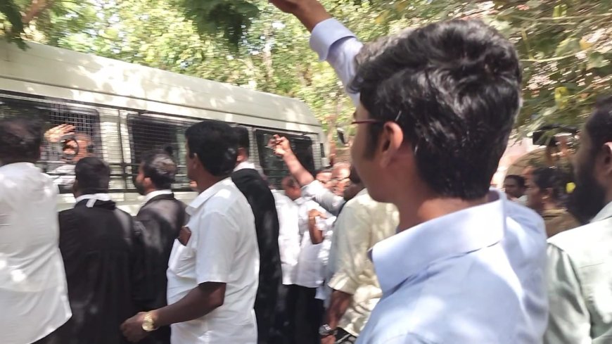 "போலீஸ் வாகனத்துக்குள் அப்பா... வெளியே மகன்... கைஅசைப்பில் பேசிய பாசம்!