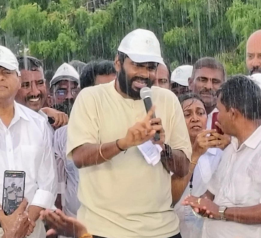 கொட்டும் மழையிலும் அண்ணாமலை பேச்சு; நாற்காலியை தலையில் பிடித்தபடி கேட்ட பொதுமக்கள்.!