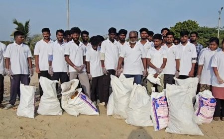 மாணவர்களின் முயற்சியால் தூய்மையாகும் முத்துநகர் கடற்கரை.!