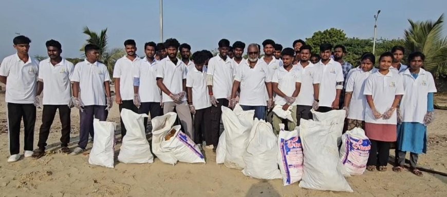 மாணவர்களின் முயற்சியால் தூய்மையாகும் முத்துநகர் கடற்கரை.!